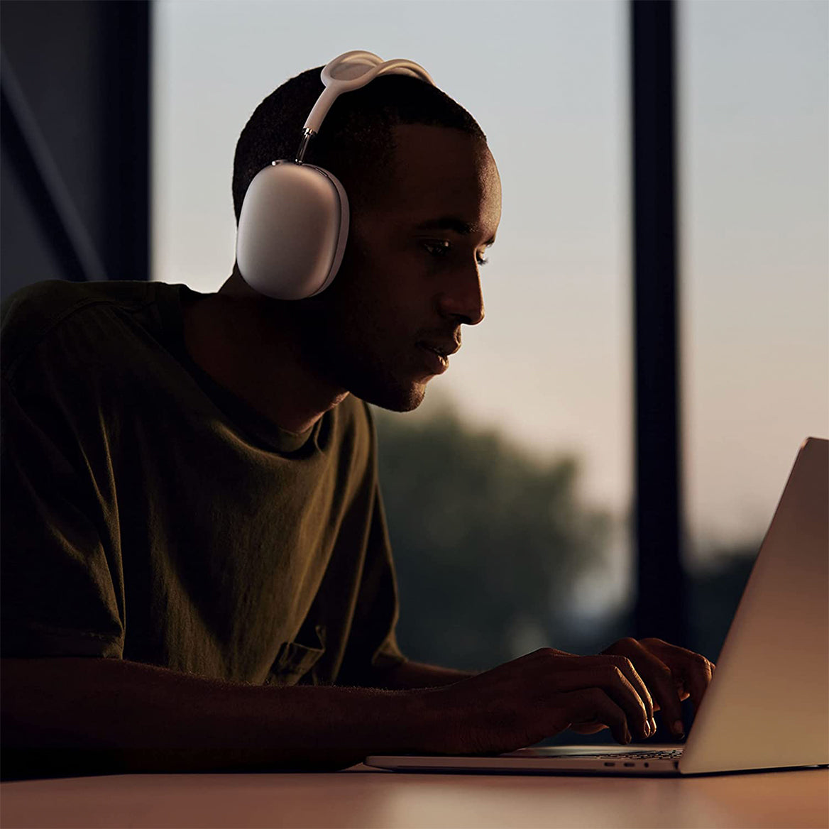 {{ variant }AirPods Max